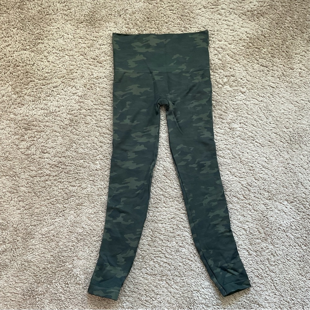SPANX Green Leggings with Textured Pattern and Stretchy Fit